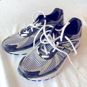 Brooks GTS Universal Platform Kids Size 5